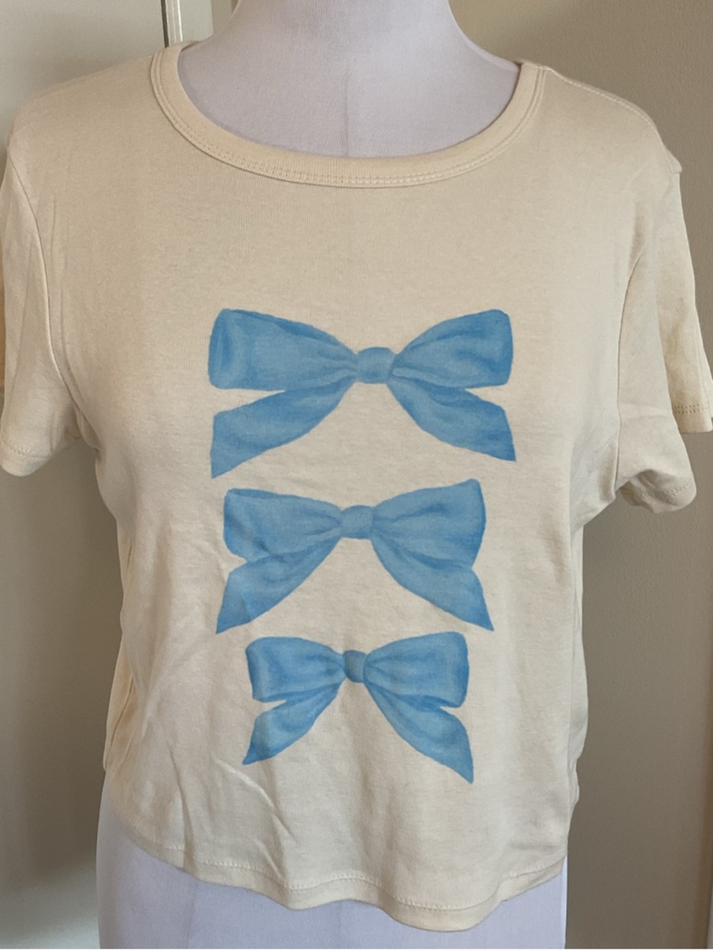 Girl Dangerous Cream Cropped Tee Size Medium M Light Blue Stacked Bows Cotton - Picture 2 of 5